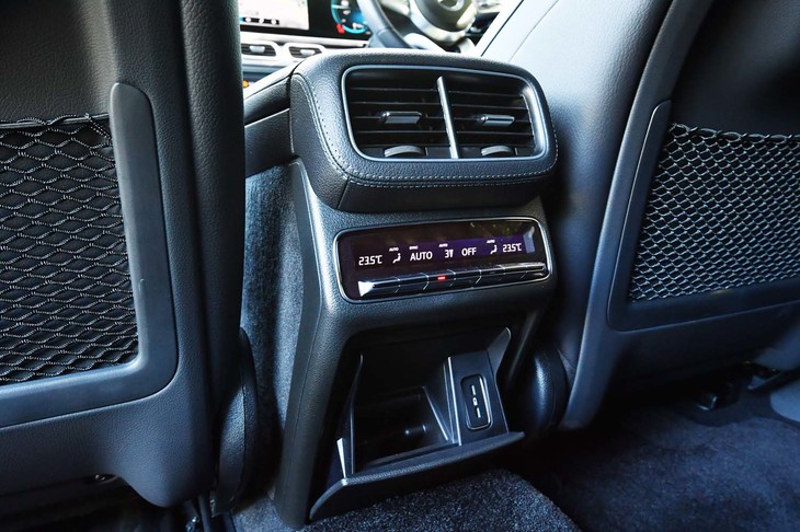 後席用の空調スイッチは左右独立型。その下方にはUSBコネクターも。