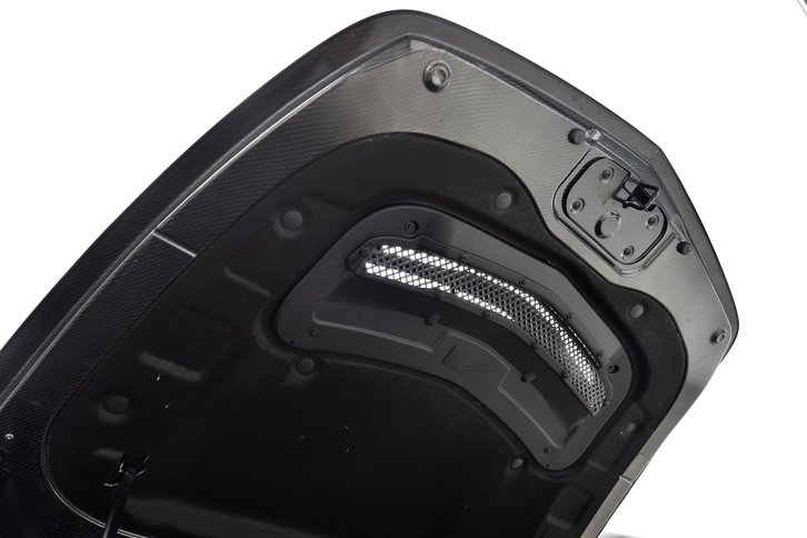 軽量化のため、カーボンファイバー製のエンジンフードが用いられている。