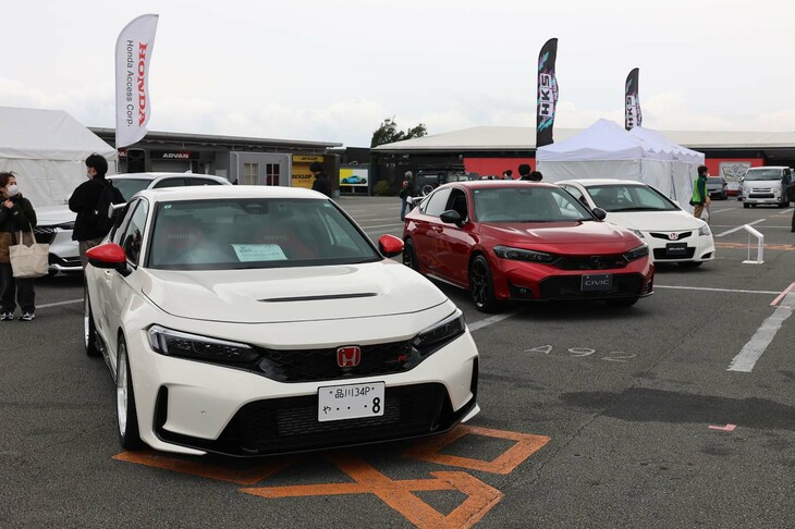 ホンダアクセスのブースでは、独自技術の“実効空力”を投入した第一号車「Sports Modulo CIVIC TYPE R」（写真向かって右端）と、シェブロン形状の“実効空力”デバイスを搭載した「テールゲートスポイラー」付きの現行型「シビック」（同中央）を展示。写真手前の現行型「シビック タイプR」は、なんと土屋圭市氏の愛車だそう。会場では、同社カスタム製品の開発アドバイザーでもある土屋氏のトークショーも開催された。