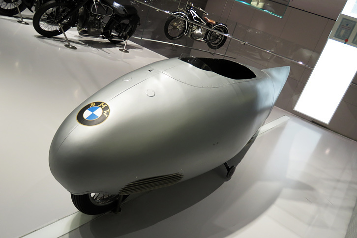 速度記録更新のために1937年に開発された「BMW WR500」。493ccの水平対向2気筒エンジンは108psの出力を発生した。最高速は280km/h。