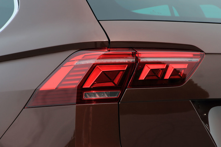 LEDを用いた「ティグアン」のリアコンビネーションランプ。外形は従来型と同じだが、内部の点灯箇所デザインが変更されている。