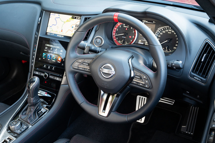 赤のステッチと赤のセンターマーク入りステアリングホイールが「NISMO」の証しだ。