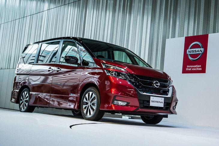 2016年に発売された現行型「セレナ」。同車に採用された「プロパイロット1.0」（当時の呼称は「プロパイロット」）は、前走者追従機能付きクルーズコントロールや全車速域対応型のレーンキープアシスト機能を組み合わせたもので、渋滞時にステアリング、アクセル、ブレーキのすべての操作をクルマ側が担う、日本初のシステムだった。