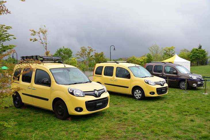 ステージ前の新車展示スペースには、さまざまな純正アイテムを装着した黄色の「カングー」と同車最新の特別仕様車「エスカパード」が並べられた。カスタマイズの参考にしようと、熱心にチェックするオーナーが多かった。