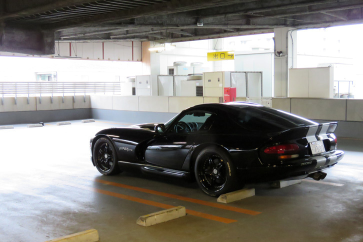 サミットストア武蔵野緑町店の駐車場にて。わが家のアシは「バイパー」とバイクと自転車だけなので、トイレットペーパーなどかさばるものを購入する際には、どうしてもバイパーが出動することとなる。ああ燃費が……。