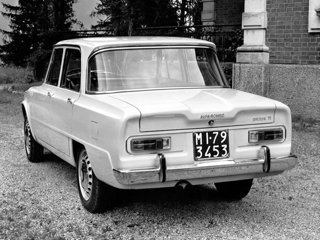 スパッと切り落としたコーダトロンカを採用したリアビュー。