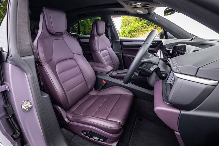 14Wayの電動調整機能が組み込まれた写真の「コンフォートシート」は、17万3000円の有償オプションアイテム。コンフォートといいつつも、ショルダーやサイドのサポートがしっかりとしている。