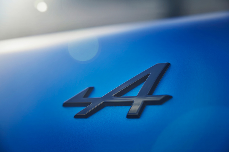 カラーバリエーションは全8種類。試乗車のボディーカラーは、F1マシン「A522」にも用いられていたという「ブルーレーシングマット」で、「A110 R」の専用色となっている。