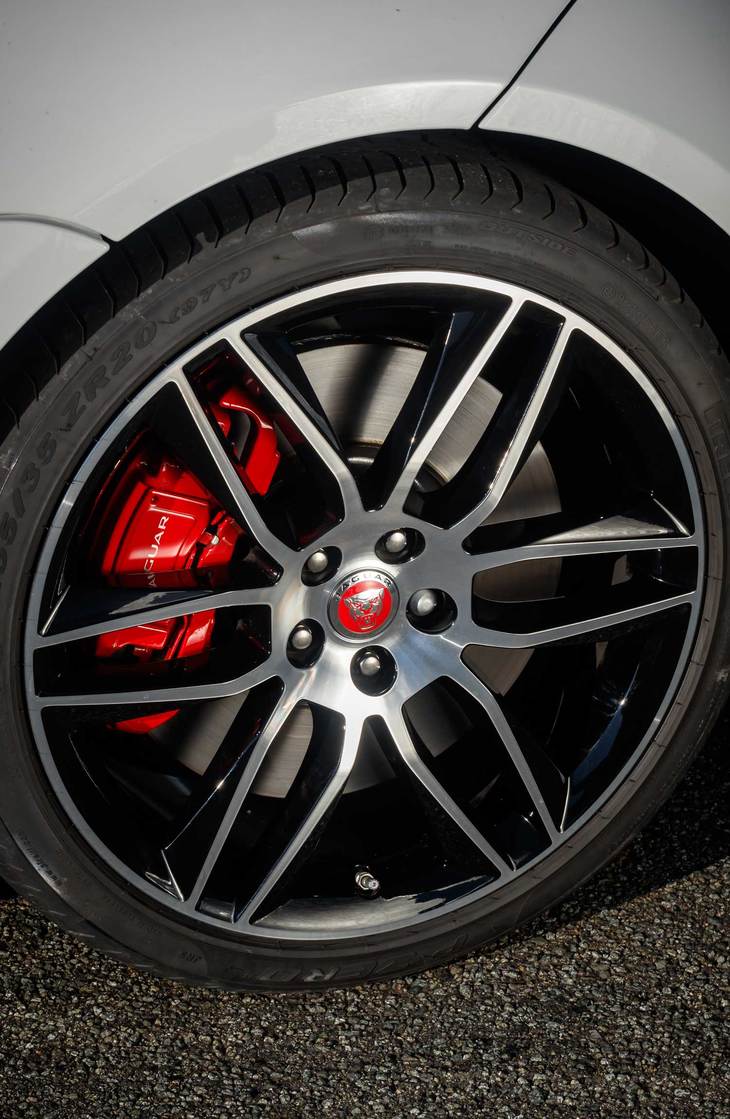 「チェッカーフラッグエディション」に装着される20インチホイールとレッドブレーキキャリパー。