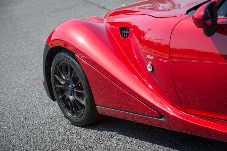 フロントフェンダーを後ろから眺める。タイヤの後ろの部分を翼断面形状とすることで、高速走行時に発生するダウンフォースを増加させたという。