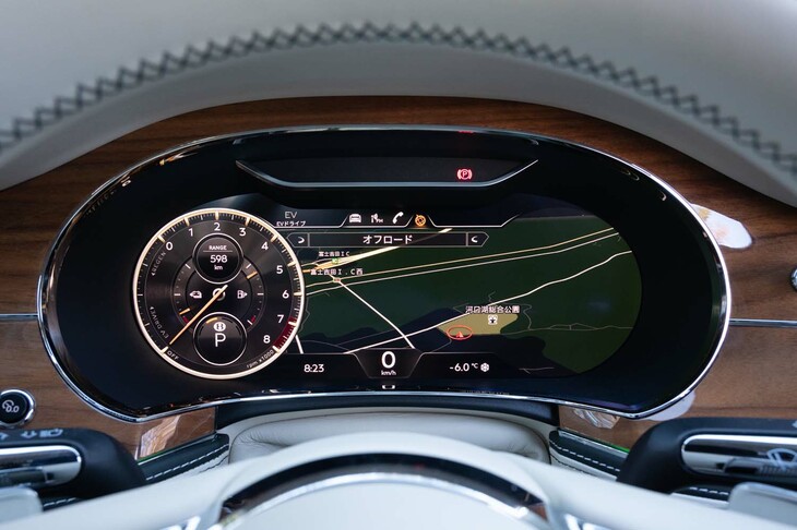 液晶式のメーターパネルながら、アナログ風の表示にこだわるのがベントレー。駆動用バッテリーの残量が針式（の表示）だ。