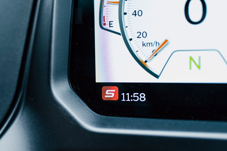 ライディングモードは「ロード」「スポーツ」「レイン」「カスタム」の4種類。モードに応じてドライブトレインやエンジンブレーキ、コーナリングアンチロックブレーキシステム、コーナリングトラクションコントロールシステムの制御が切り替わる。