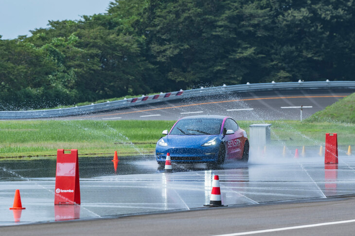 ウエット路面での高速レーンチェンジでも抜群の安定性を披露。エンジニアいわく、「もっと急ハンドルを切っても大丈夫」とのことだった。