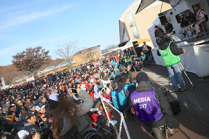 世界で活躍するHondaのトップドライバー／ライダーをひと目見ようと、トークショーの会場には大勢のファンが詰めかけた。