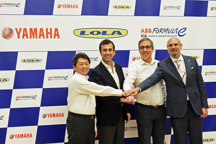 写真向かって左から、ヤマハの丸山平二氏、フォーミュラEのアルベルト・ロンゴ氏、ローラカーズのマーク・プレストン氏、フォーミュラEのジェフ・ドッズ氏。