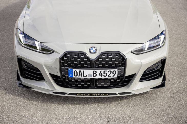 「B4 GTグランクーペ」のフロントフェイス。左右に小さなカナードとスプリッターが備わるロゴ入りのフロントスポイラーが目を引く。新開発されたリアディフューザーとのコンビネーションにより、総合的な空力バランスを高めたという。