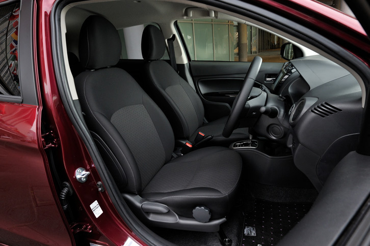 インテリアではシートの意匠も変更。「G」にはサイド部にステッチを施したブラックのファブリックシートが装備される。