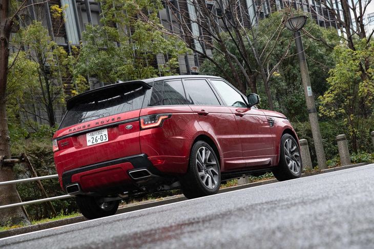 オンロードでのスポーツ性能も追求したSUVとして「レンジローバー スポーツ」がデビューしたのは2005年。現行型は2代目のモデルにあたる。