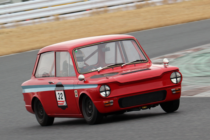 「ヒルマン・インプ」。「Mini」の対抗馬として1963年に登場した、Miniとは正反対のRR方式を採用した小型サルーン。