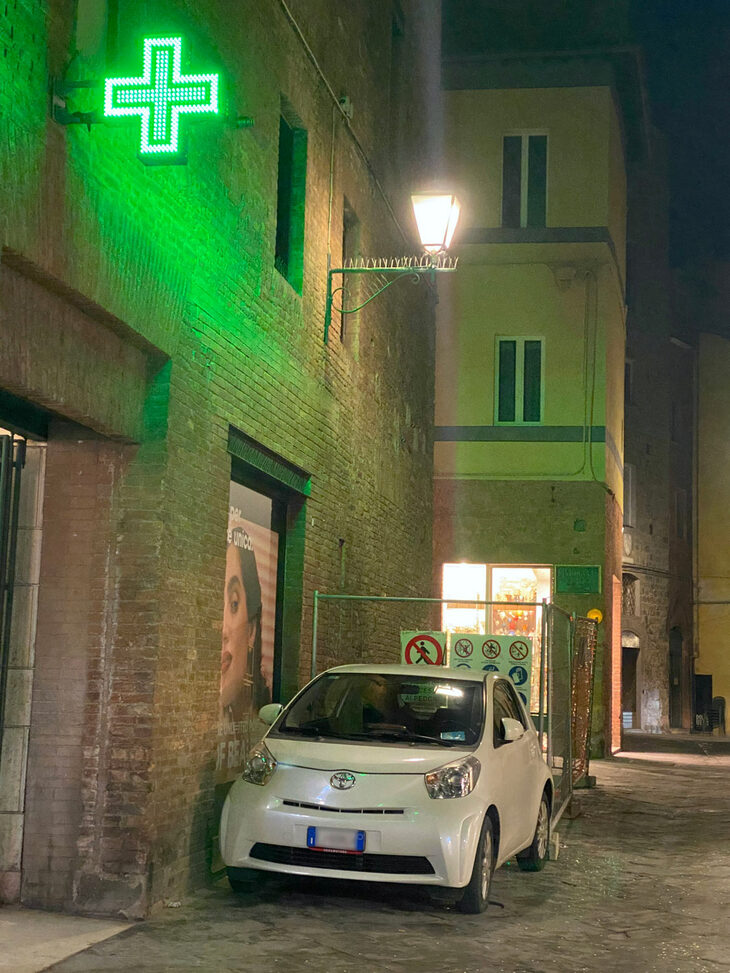 「トヨタiQ」。2023年2月シエナで撮影。