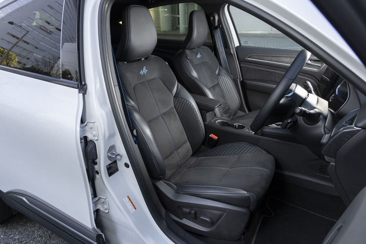 電動調整機能付きのフロントシートはテップレザーとアルカンターラの組み合わせ。フランス車らしく体をゆったりと支えてくれる。