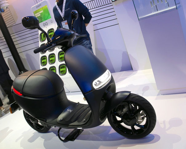 パナソニックのブースで。同社製電池を用いた台湾企業Gogoroによる電動スクーター。バッテリーはスタイリッシュな立方体で、すでにベルリンでは、バイクシェアリングサービスとして運用されている。