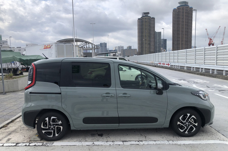 新型「シエンタ」のサイドビュー。フォルムは先代の正常進化形だが、魅力度はさらに増している。リアにいくほどにボディー断面がふくらんだそのデザインは、ちょっと風船みたいな雰囲気もあって、ほのぼの感を漂わせる。