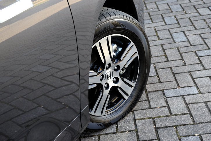 ハイブリッドモデルのタイヤサイズは、標準車が215/60R16、「アブソルート」が215/55R17となる。