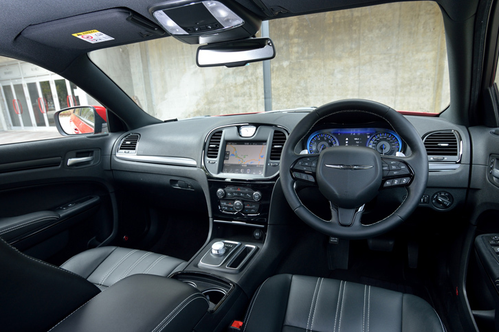 インテリアの様子。本革巻きのステアリングホイールやピアノブラックのパネル類で上質感が演出される。