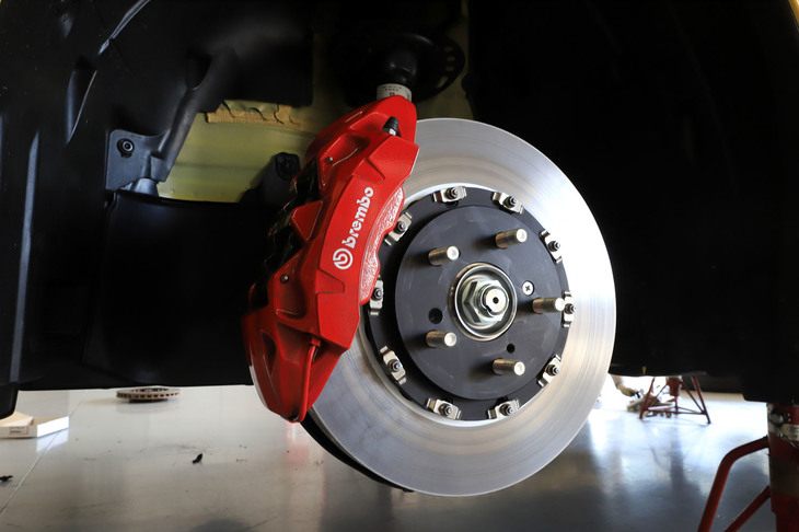 「タイプR」と共通となる「リミテッドエディション」のブレーキシステム。従来モデルのディスクが1ピース構造であったの対して、マイナーチェンジモデルでは2ピース構造に変更されている。