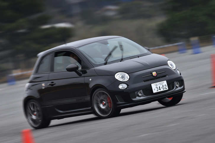 マイナーチェンジを受けた「595コンペティツィオーネ」。エクステリアでは、各部の装飾パーツがガンメタリック仕上げに変更されている。