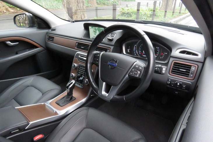 “折戸号”の「Ｖ70」のインテリア。各部に施された木目の状態はきれいで、センタースタックを縁取るアルミの装飾にもキズはなし。総じて良好な状態が保たれている。