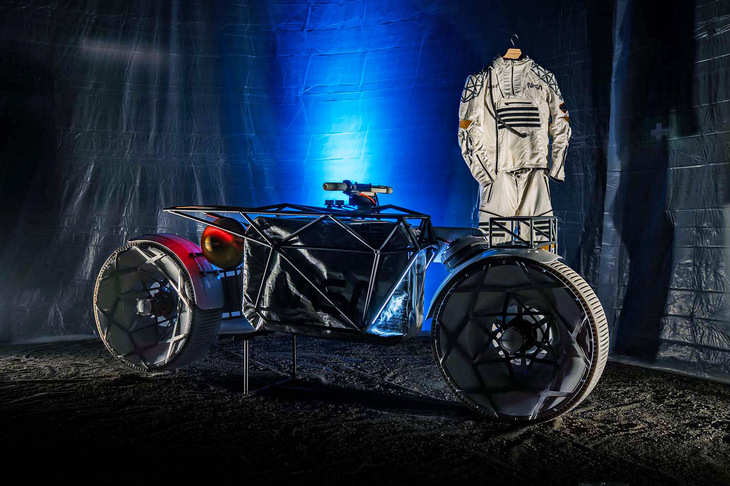 ドイツ・ドレスデンに拠点を置くカスタムバイクファクトリー、Hookie Co.が製作した電動バイク「Tardigrade」（クマムシ）。架空の月探査用電動二輪をテーマに車両が製作されている。この車両はインダストリアルデザイナーのAndrey Fabishevskyが描いた、架空の惑星探査用二輪車のスケッチをきっかけにプロジェクトがスタート。3D CADを駆使しながらも、その製作過程は既存のカスタムバイク製作に通じる“手づくり感”が満載だった。アルミ板をサンドイッチ状に重ね合わせるメインフレームは、トレリスフレームの内側に隠れている。最大出力10kW（14PS）のモーターは、そのフレームにマウント。ラバーレスのタイヤやアルミ製の変形スポークホイールなど、ユニークなディテールも見どころとなっている。