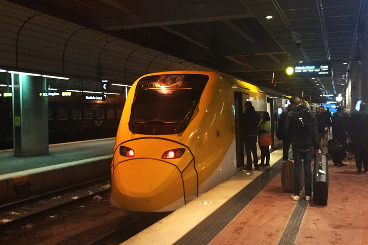 スウェーデン・ストックホルムにて、空港と市街をつなぐ鉄道。誤解されそうなんで釈明しますと、記者は別に鉄道が嫌いというわけではない。両方選べるのであれば、自分で運転できる乗り物で移動したいのである。