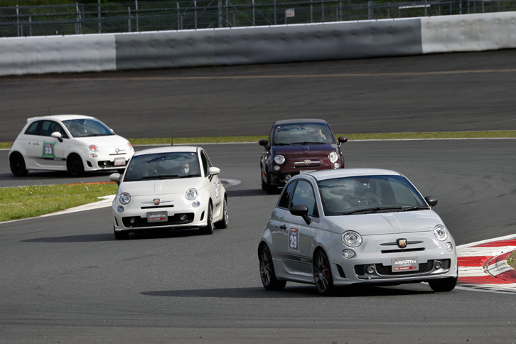 富士スピードウェイの本コースを走る「ABARTH DRIVING ACADEMY（アバルトドライビングアカデミー）」参加者のアバルト。