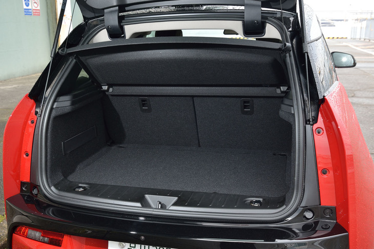 リアのラゲッジスペースは、4人乗車時で260リッター。後席を前方に倒すことで1100リッターにまで拡大できる。