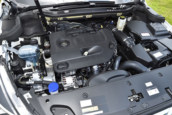 2リッターのBlueHDiディーゼルユニットは180psと400Nmを発する。JC08モード燃費は18.0km/リッター。