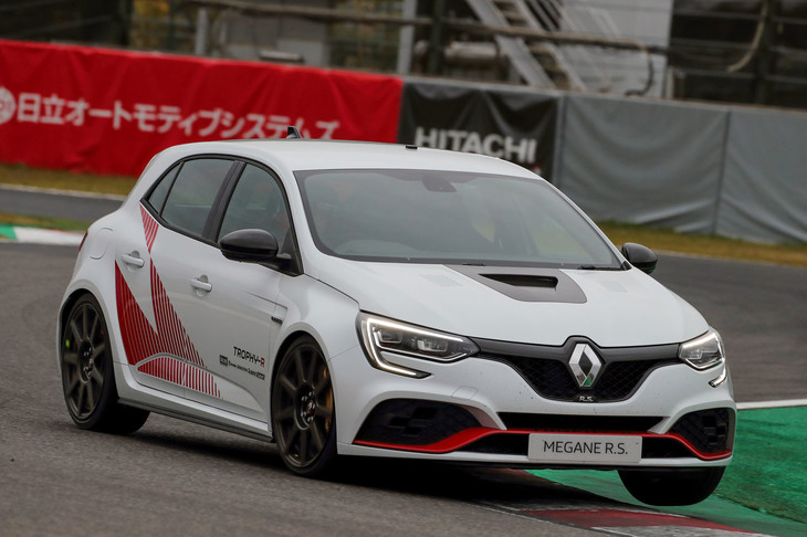 鈴鹿サーキットでタイムアタックに挑む「ルノー・メガーヌR.S.トロフィーR」。