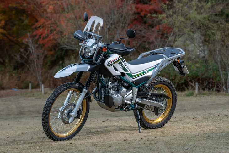 フロントスクリーンやハンドガード、リアキャリアなどからなるアクセサリーパッケージ「ツーリングセロー」の装着車。直近では、約4割のユーザーが同パッケージを選択していたという。