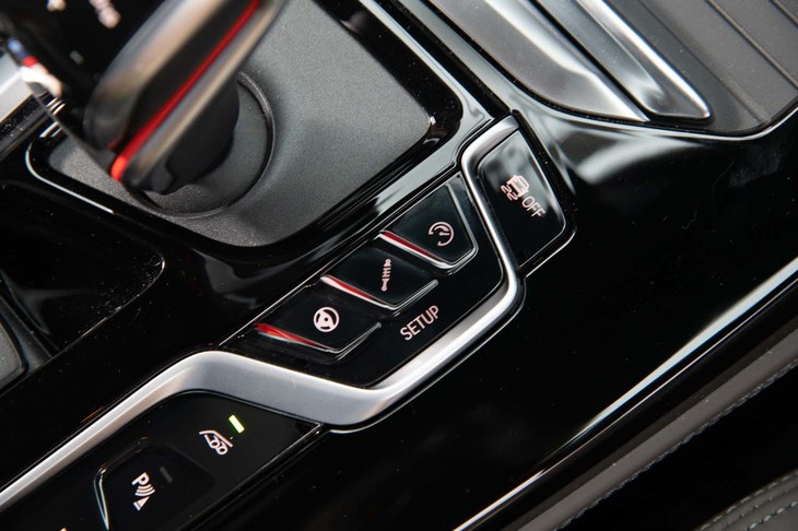 足まわりやステアリングのセッティングはセンターコンソールのスイッチで操作する。