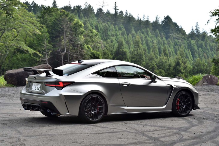 
	【レクサスRC F“パフォーマンスパッケージ”のスペック】
	ボディーサイズ：全長×全幅×全高＝4710×1845×1390mm／ホイールベース：2730mm／車重：1720kg／駆動方式：FR／エンジン：5リッターV8 DOHC 32バルブ／トランスミッション：8段AT／最高出力：481PS（354kW）/7100rpm／
	最大トルク：535N・m（54.6kgf・m）/4800rpm／タイヤ：（前）255/35ZR19 92Y／（後）275/35ZR19 96Y（ミシュラン・パイロットスポーツ4S）／燃費：8.5km/リッター（WLTCモード）／価格：1404万円

	
	【取材時の燃費データ】
	テスト距離： 224.7km（市街地1：高速道路8：山岳路1）／使用燃料：35.1リッター（ハイオクガソリン）／参考燃費：6.4km/リッター（満タン法）／7.0km/リッター（車載燃費計計測値）
	