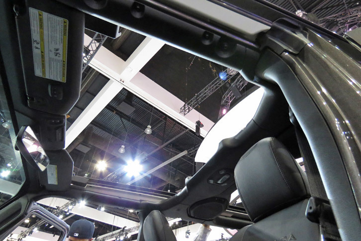 ジープ・ラングラー アンリミテッド サハラ（ルーフ）