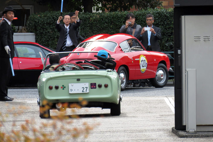 代官山T-SITEを後にする「フィアット・アバルト750GT」と「レンハムGTO」。