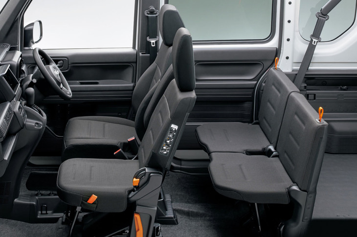 4ナンバーゆえにスペースには制限があるが、「N-VAN」には簡素な後席がある。いざというときに4人乗れるという安心感は大きい。もちろん「スペーシア ベース」にも後席はある。