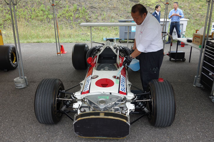 「RA301」はこちらが給油口。左右にひとつずつあり、2つ合わせて40リッターほど入るとか。一番手前にあるのはオイルパン＋オイルクーラー。