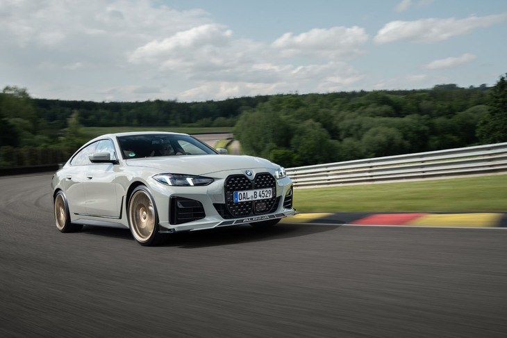 「B4 GT」は「B3 GTリムジン」よりもフロアの剛性が高い「4シリーズ グランクーペ」がベース。その特性を生かし、よりハードなスプリングとダンパー、「B5 GT」譲りとなるアルピナ専用開発のピレリタイヤが組み合わされている。