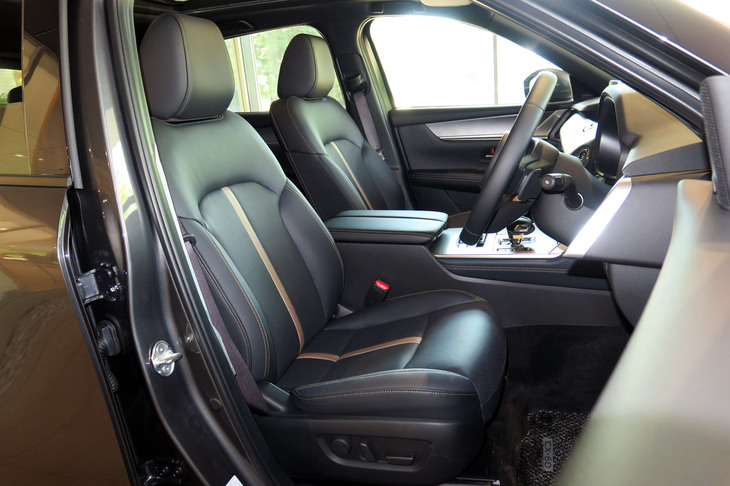シート表皮は「Lパッケージ」がレザー、「エクスクルーシブモード」がナッパレザー（写真）。シートカラーは、前者にはブラックとベージュ、後者にはブラックとグレージュが用意される。