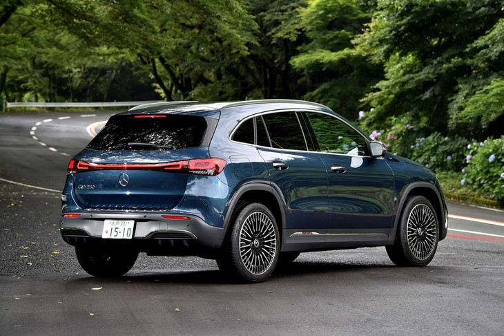 【メルセデス・ベンツEQA250のスペック】
	ボディーサイズ：全長×全幅×全高＝4465×1850×1625mm／ホイールベース：2730mm／車重：2030kg／駆動方式：FWD／モーター：交流誘導電動機／最高出力：190PS（140kW）/3600-1万0300rpm／最大トルク：370N・m（37.7kgf・m）/1020rpm／タイヤ：（前）235/45R20 100T XL／（後）235/45R20 100T XL（コンチネンタル・エココンタクト6）／一充電最大走行可能距離：422km（WLTCモード）／交流電力量消費率：181Wh/km（WLTCモード）／価格：640万円
	
	【取材時の電費データ】
	テスト距離：286.0km（市街地1：高速道路7：山岳路2）／消費電力量：--kWh／参考電力消費率：4.8km/kWh（車載電費計計測値）