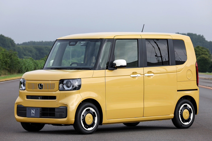 新型「N-BOX」で新たに設定された、標準モデルの「ファッションスタイル」。専用のボディーカラーやアイボリーのドアミラーおよびホイールの差し色などが目を引く。