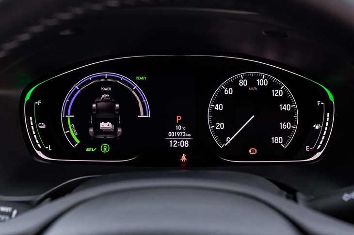 右にアナログデザインの速度計、左に切り替え表示が可能なマルチインフォメーションディスプレイを配置したメーター。走行時のエネルギーフローや安全運転支援情報、ドライバーの居眠りなどを検知し知らせる「注意力モニター」も表示される。